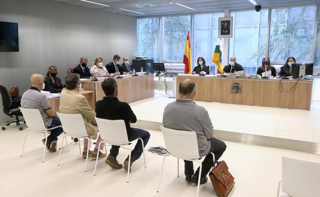 El gerente de una empresa de autobuses niega las vejaciones a un conductor que le imputa la Fiscalía