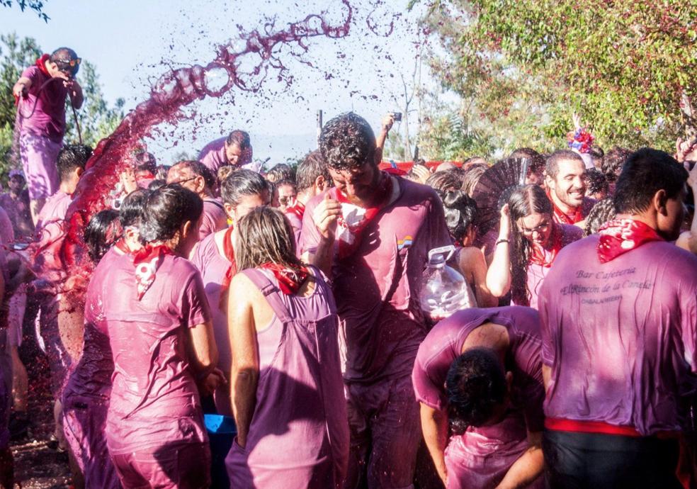 La batalla del vino devolverá la tradición y la fiesta a las campas de los riscos de Bilibio. 