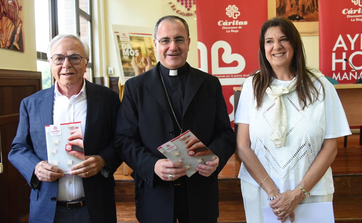 Fernando Beltrán, Santos Montoya y María Morales de Setién, este jueves. 