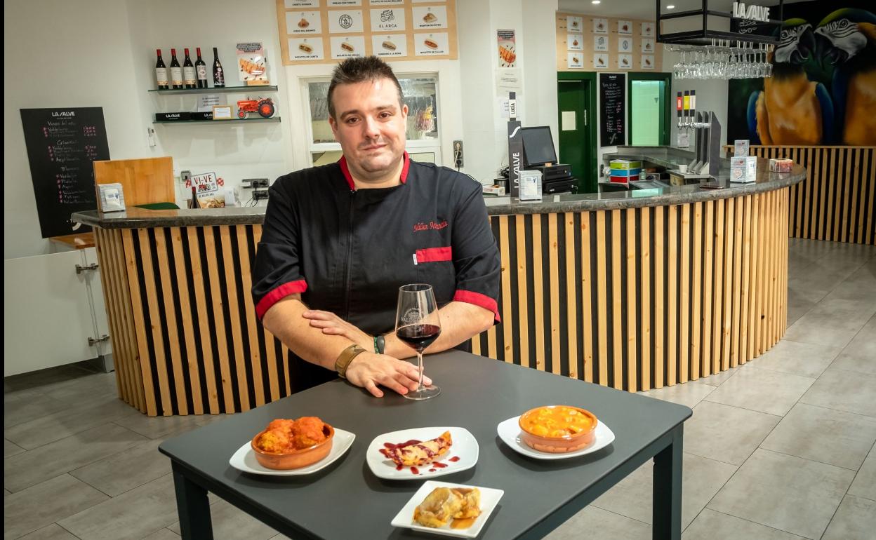 Millán Avellaneda posa con una copa de vino junto a varios de sus pinchos. 