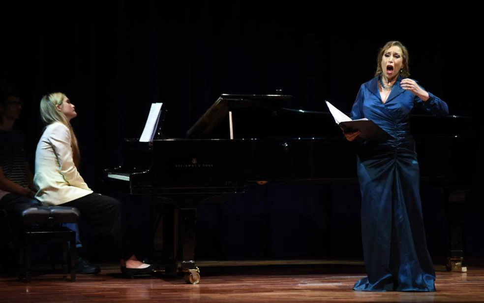 Concierto dedicado a Pauline Viardot, ayer en la Sala Gonzalo de Berceo, y (arriba), la soprano Ashley Bell. 