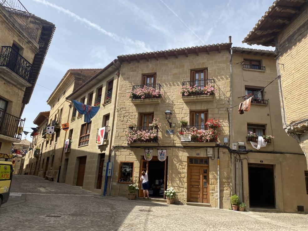 Calles y balcones de Briones recibían los últimos retoques antes de su puesta de largo. 