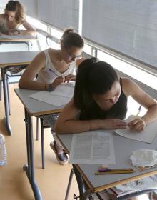 Imagen secundaria 2 - Casi 2.500 opositores a maestro cubren la prueba marcada por la ola de calor