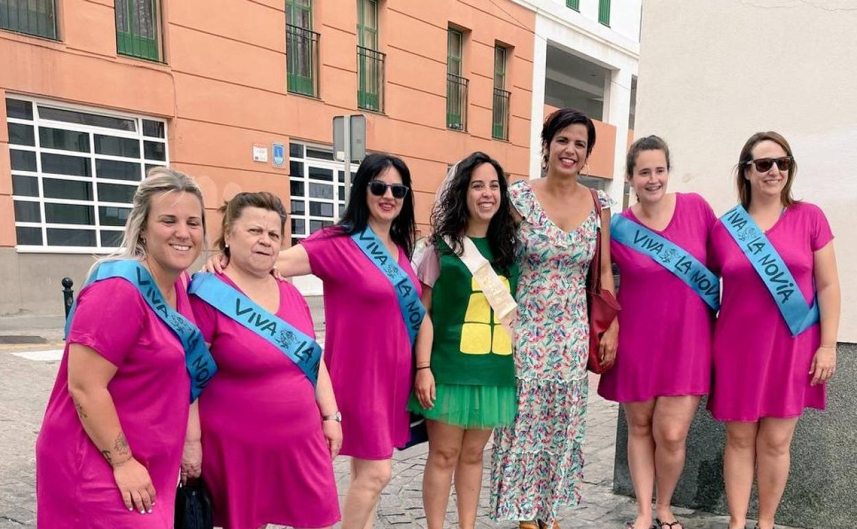 Teresa Rodíguez y unas chicas de despedida de soltera.