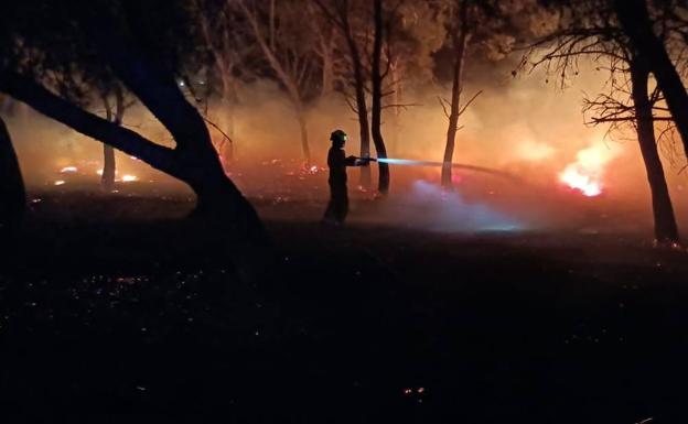 Imagen principal - Bomberos de La Rioja ayudan a extinguir el incendio de la zona Sendaviva y Valtierra