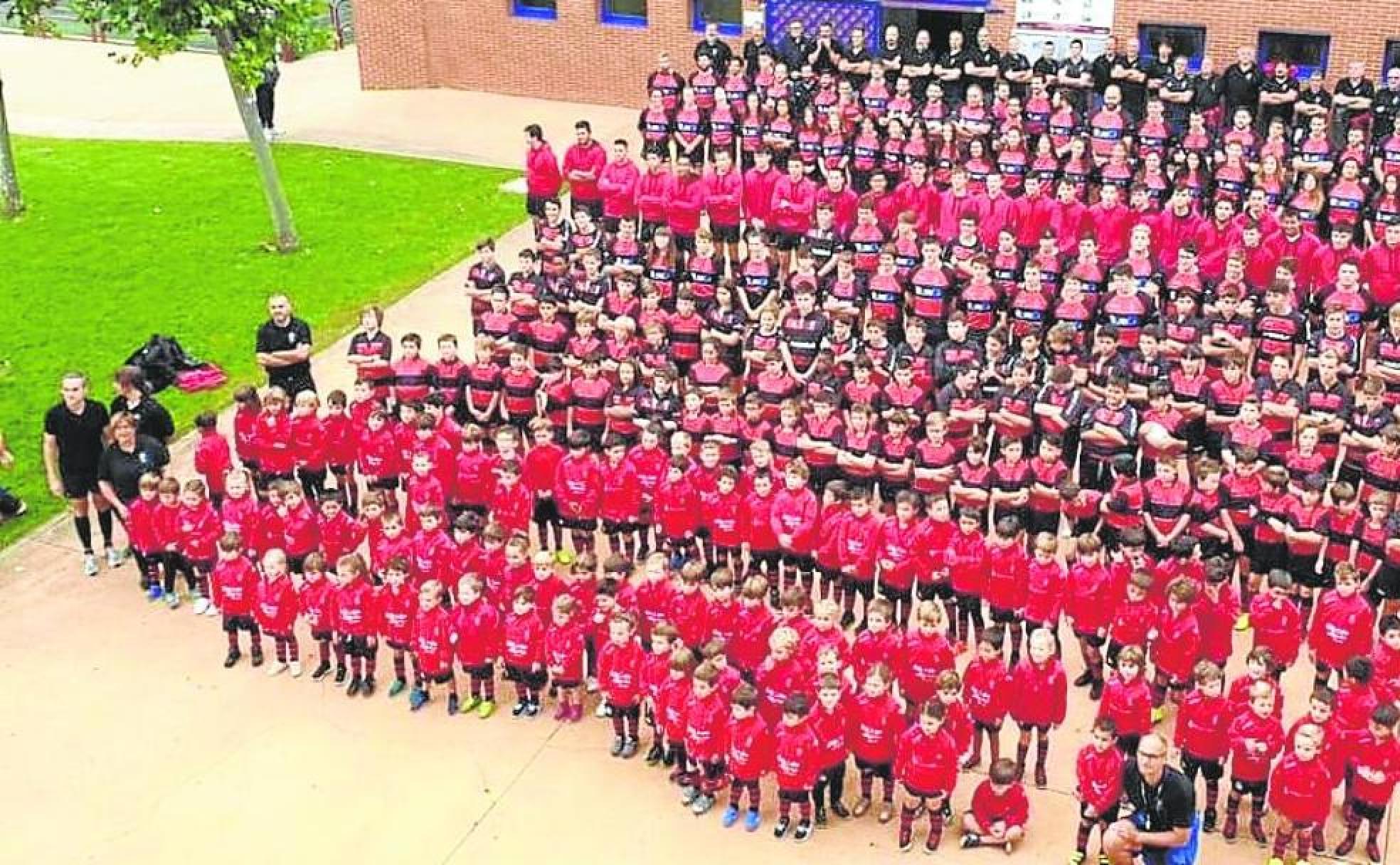 Foto de familia del Rugby Rioja, desde los más pequeños a los Sénior.  