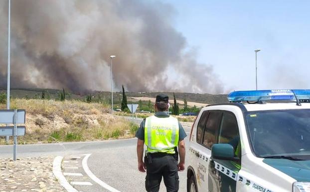 El fuego llegó al parque Sendaviva.