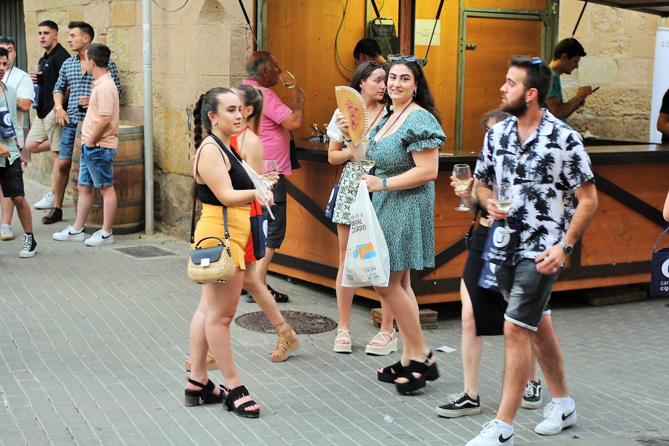 Fotos: La VII Cita con el Vino llena el centro de Lardero