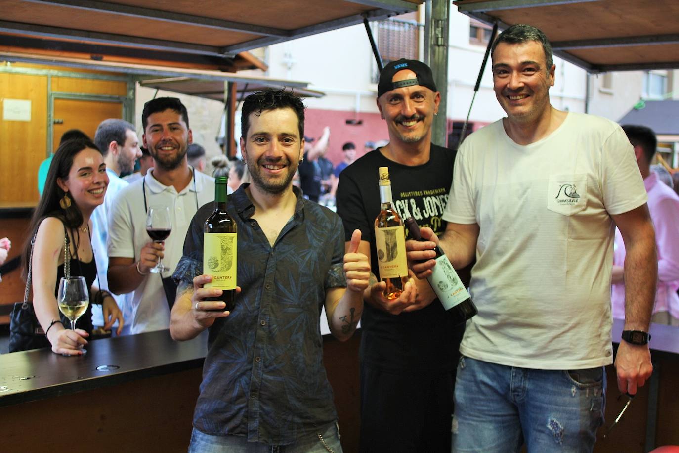 Fotos: La VII Cita con el Vino llena el centro de Lardero