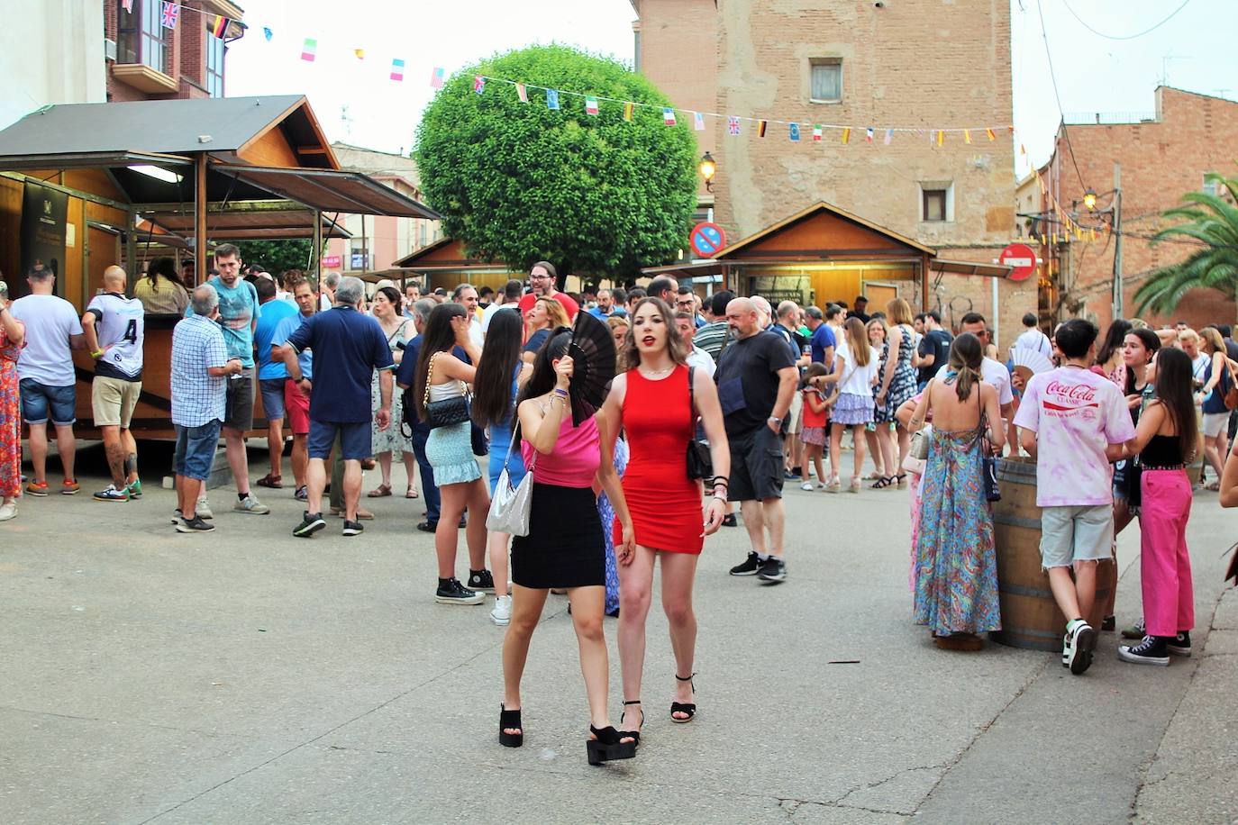 Fotos: La VII Cita con el Vino llena el centro de Lardero