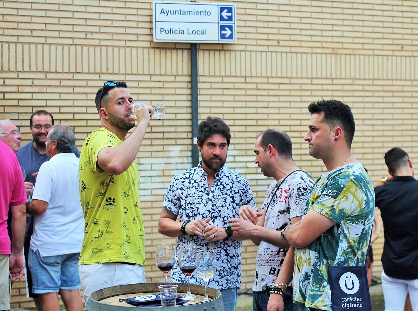 Fotos: La VII Cita con el Vino llena el centro de Lardero