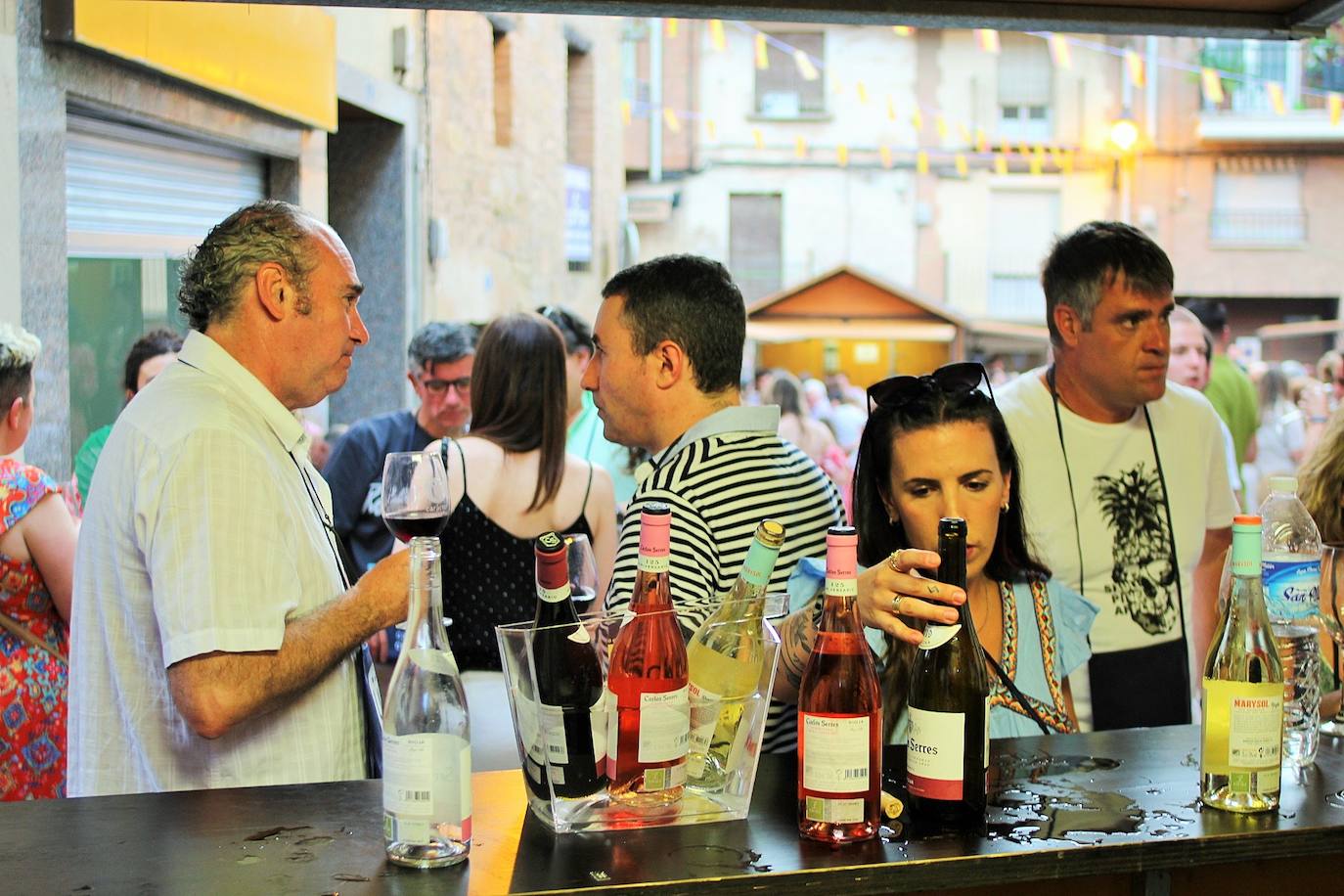 Fotos: La VII Cita con el Vino llena el centro de Lardero
