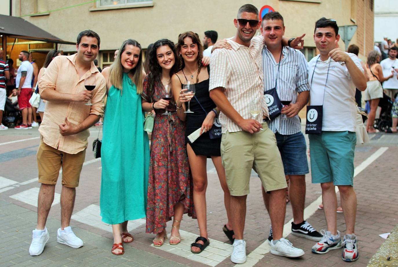 Fotos: La VII Cita con el Vino llena el centro de Lardero