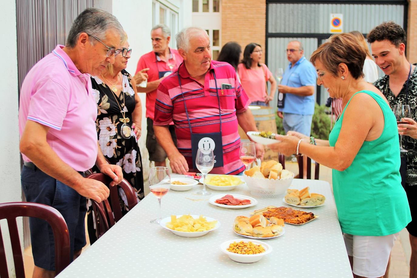 Fotos: La VII Cita con el Vino llena el centro de Lardero