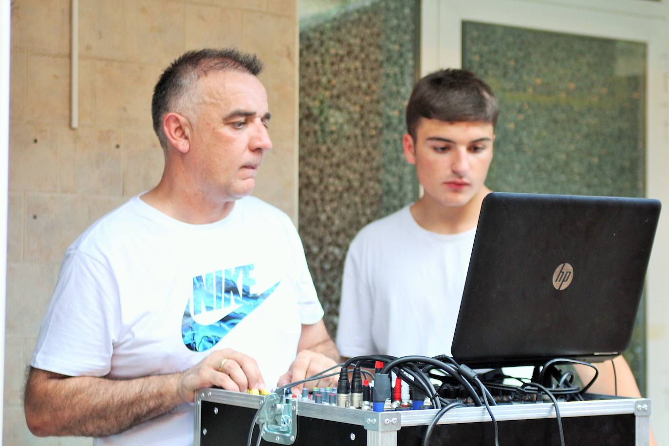 Fotos: La VII Cita con el Vino llena el centro de Lardero