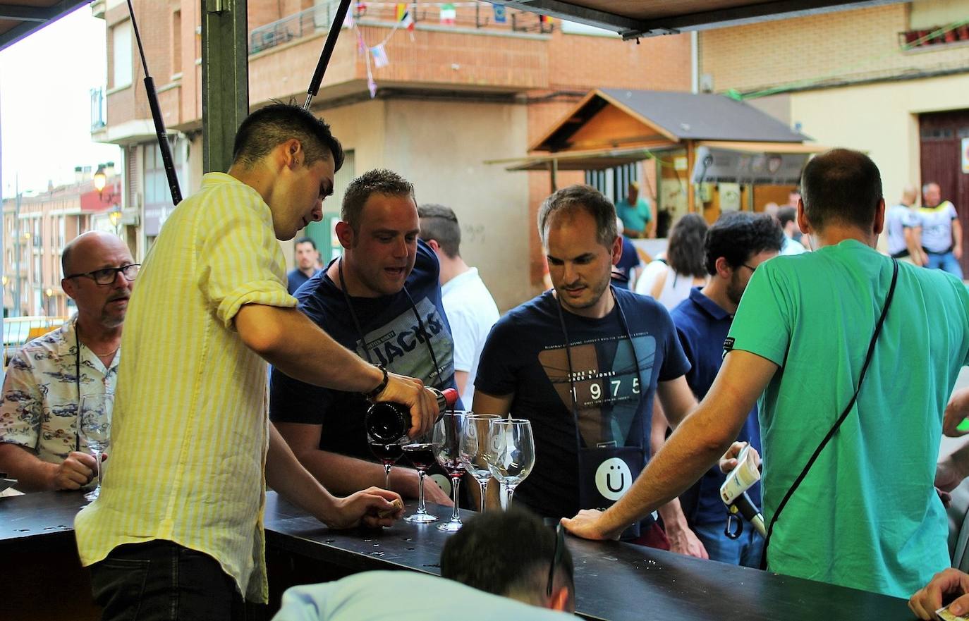 Fotos: La VII Cita con el Vino llena el centro de Lardero