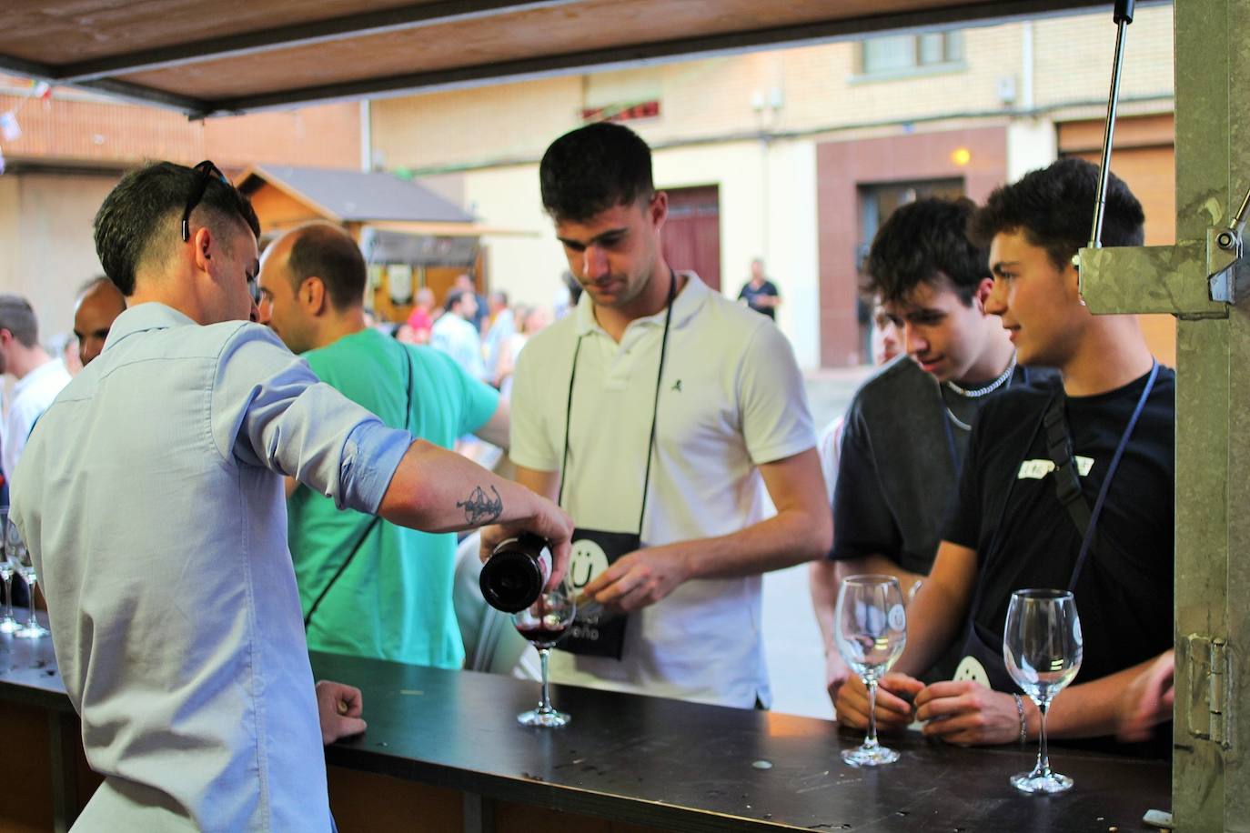 Fotos: La VII Cita con el Vino llena el centro de Lardero