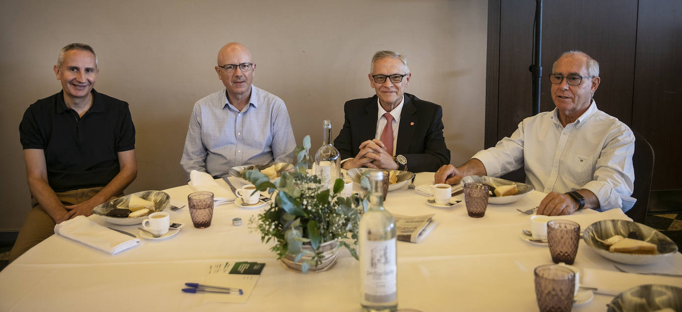 Fotos: Almunia reclama reformas, un pacto de rentas y «dejar atrás la política de bloques para llegar a acuerdos»