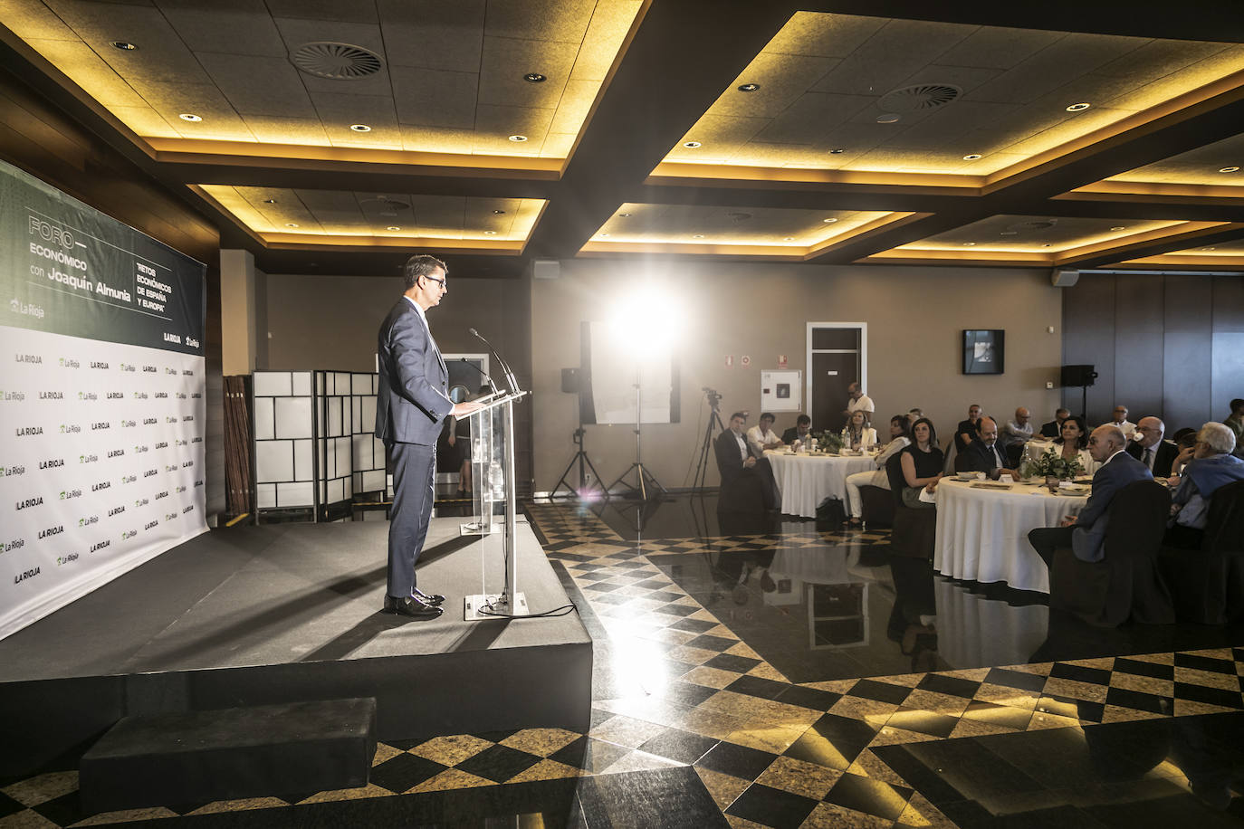 Fotos: Almunia reclama reformas, un pacto de rentas y «dejar atrás la política de bloques para llegar a acuerdos»