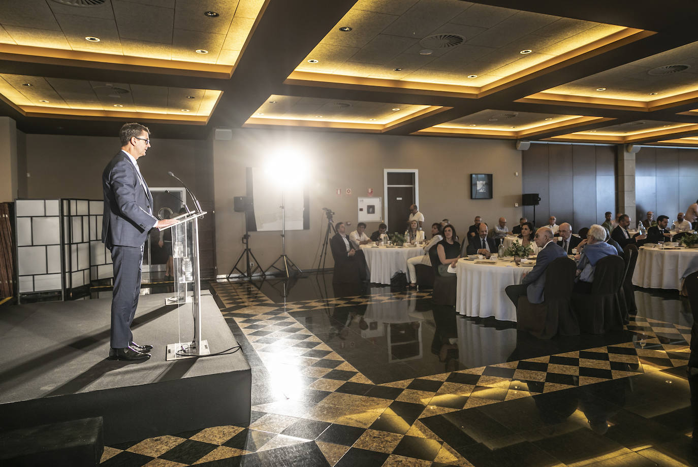 Fotos: Almunia reclama reformas, un pacto de rentas y «dejar atrás la política de bloques para llegar a acuerdos»