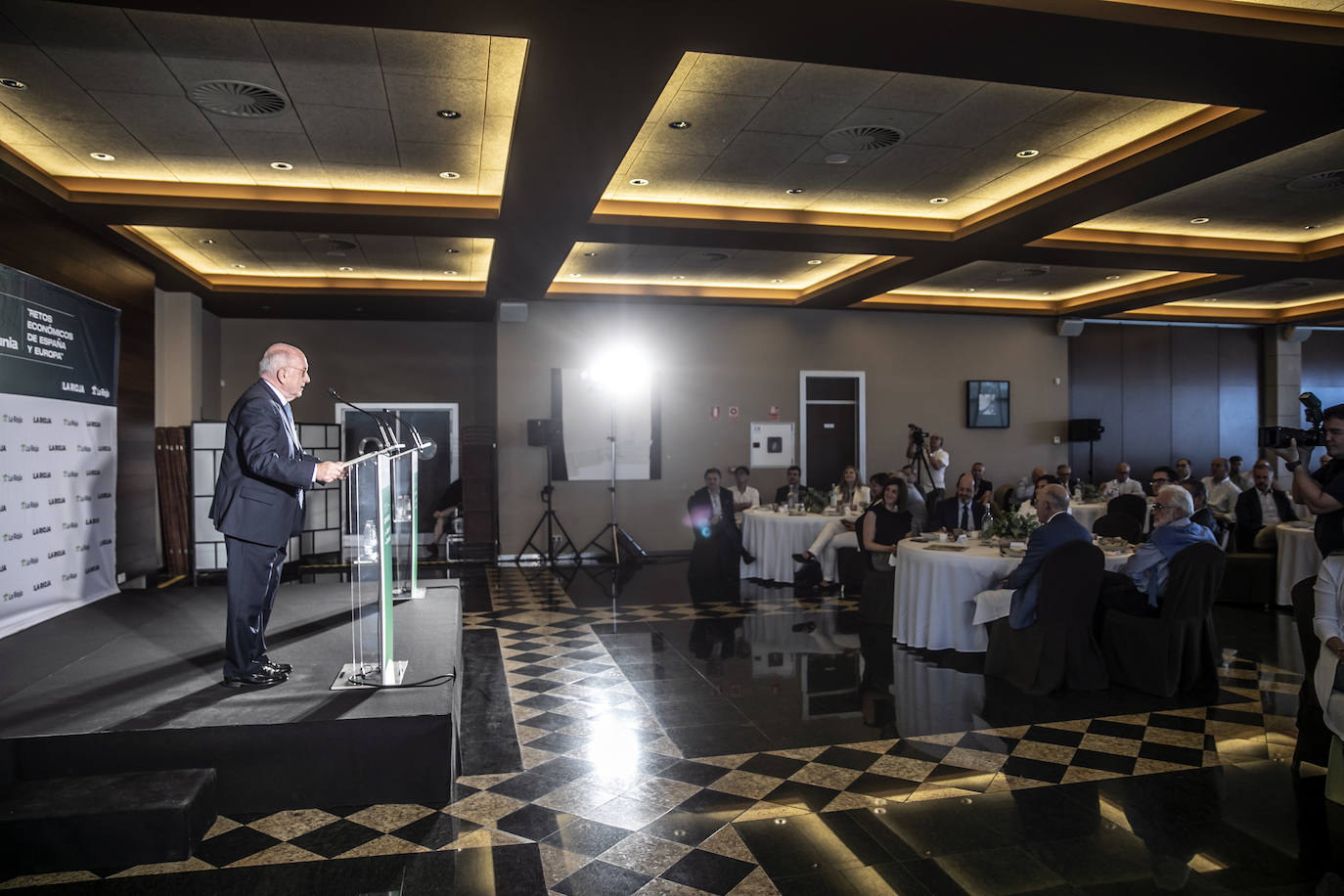 Fotos: Almunia reclama reformas, un pacto de rentas y «dejar atrás la política de bloques para llegar a acuerdos»