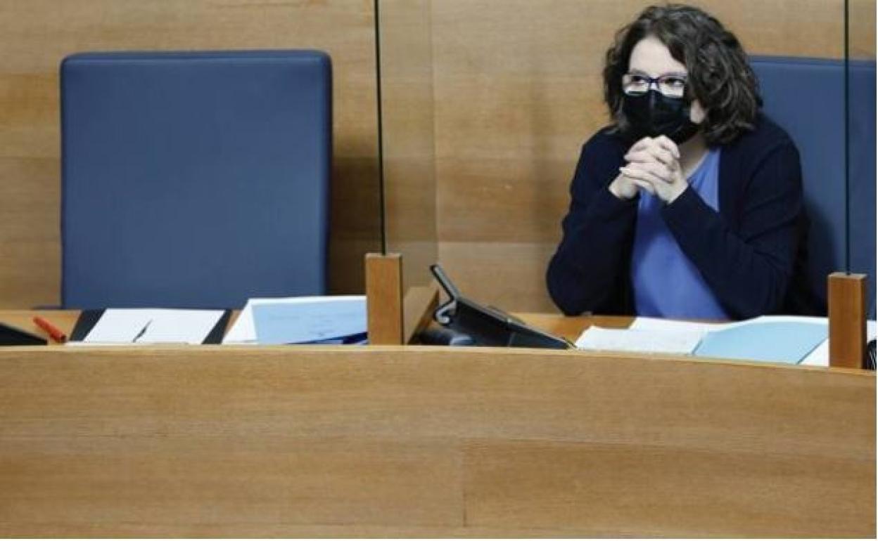 Mónica Oltra, en su escaño de Les Corts.