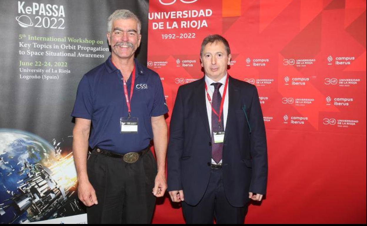 El experto en basura espacial, escritor y profesor, en la Universidad de La Rioja junto a Juan Félix San Juan, catedrático de Lenguajes y Sistemas Informáticos de la UR. 