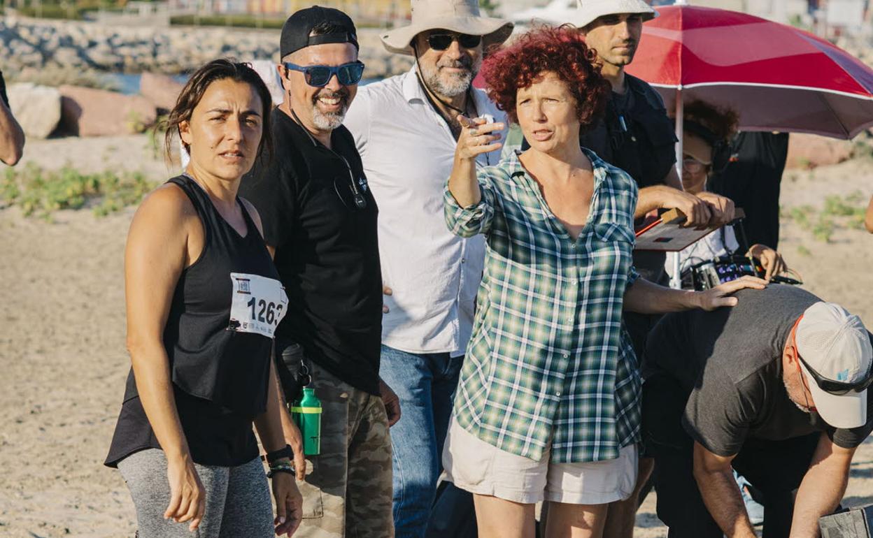 Candela Peña e Icíar Bollaín, durante el rodaje de 'La boda de Rosa'.