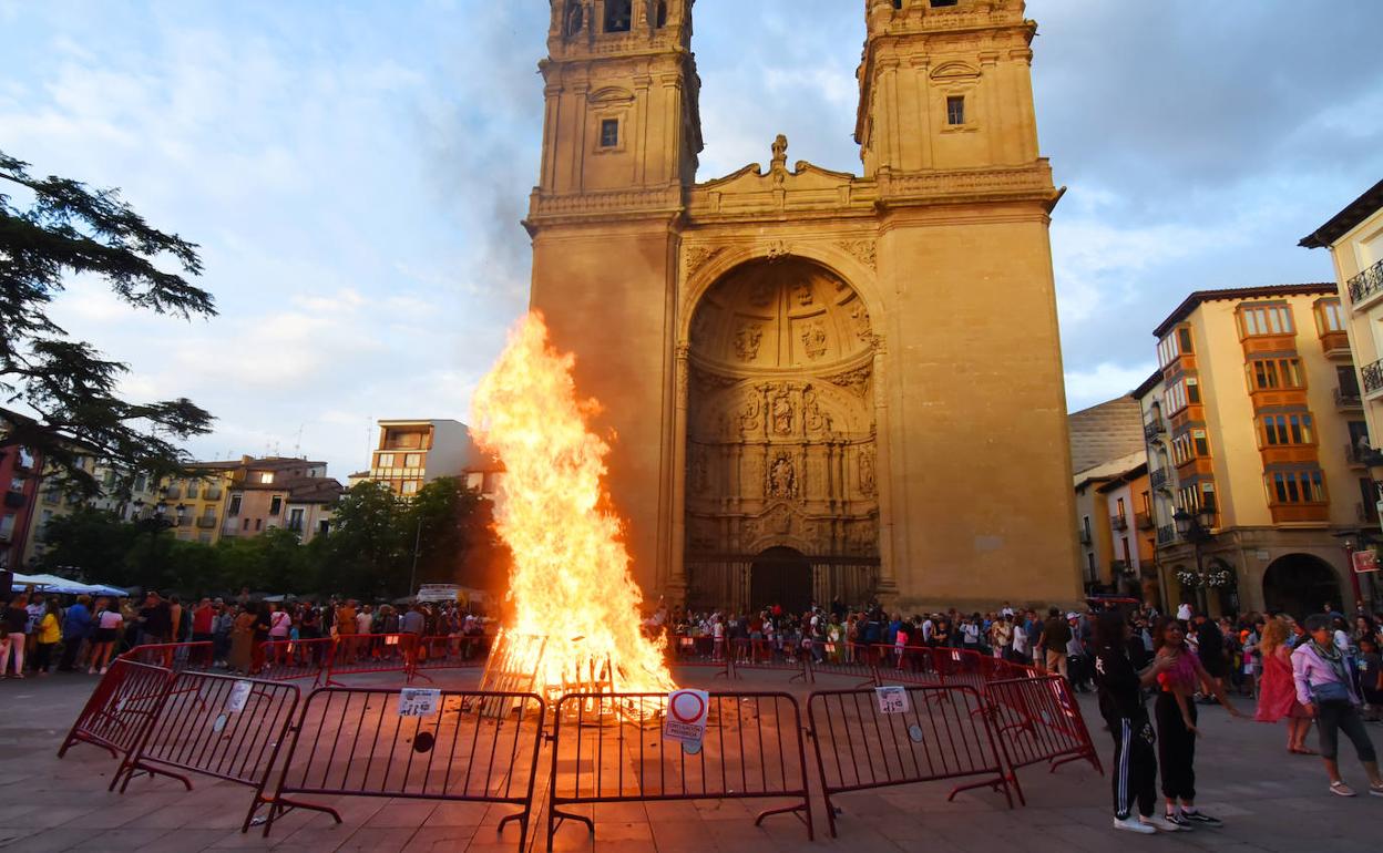 Hoguera de San Juan en la Plaza del Mercado