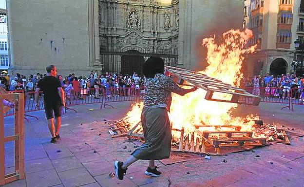 Imagen principal - Hogueras en la Plaza del Mercado, Calahorra y Yagüe. 