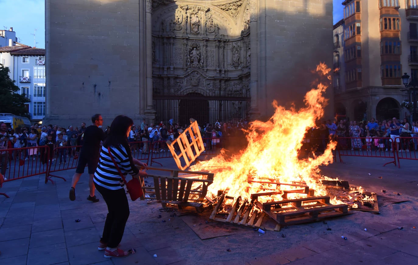 Hoguera en la plaza del Mercado de Logroño