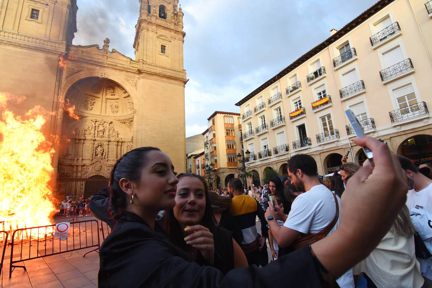 Hoguera en la plaza del Mercado de Logroño