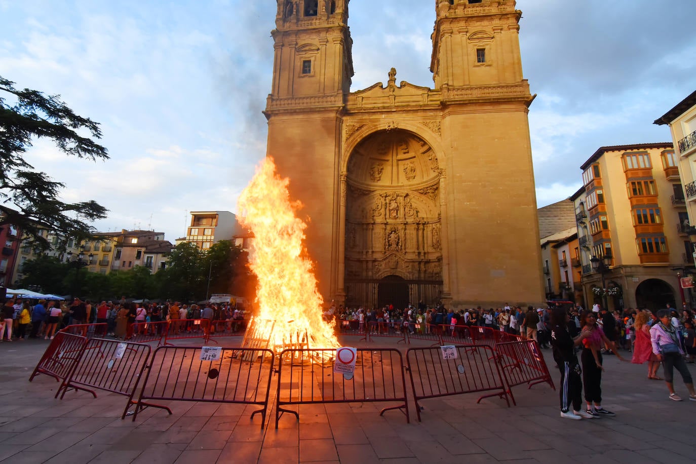 Hoguera en la plaza del Mercado de Logroño