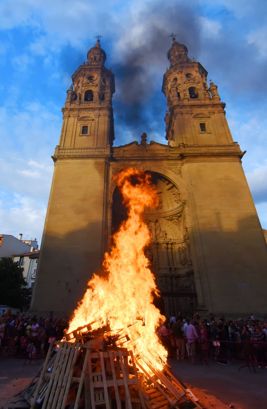 Hoguera en la plaza del Mercado de Logroño