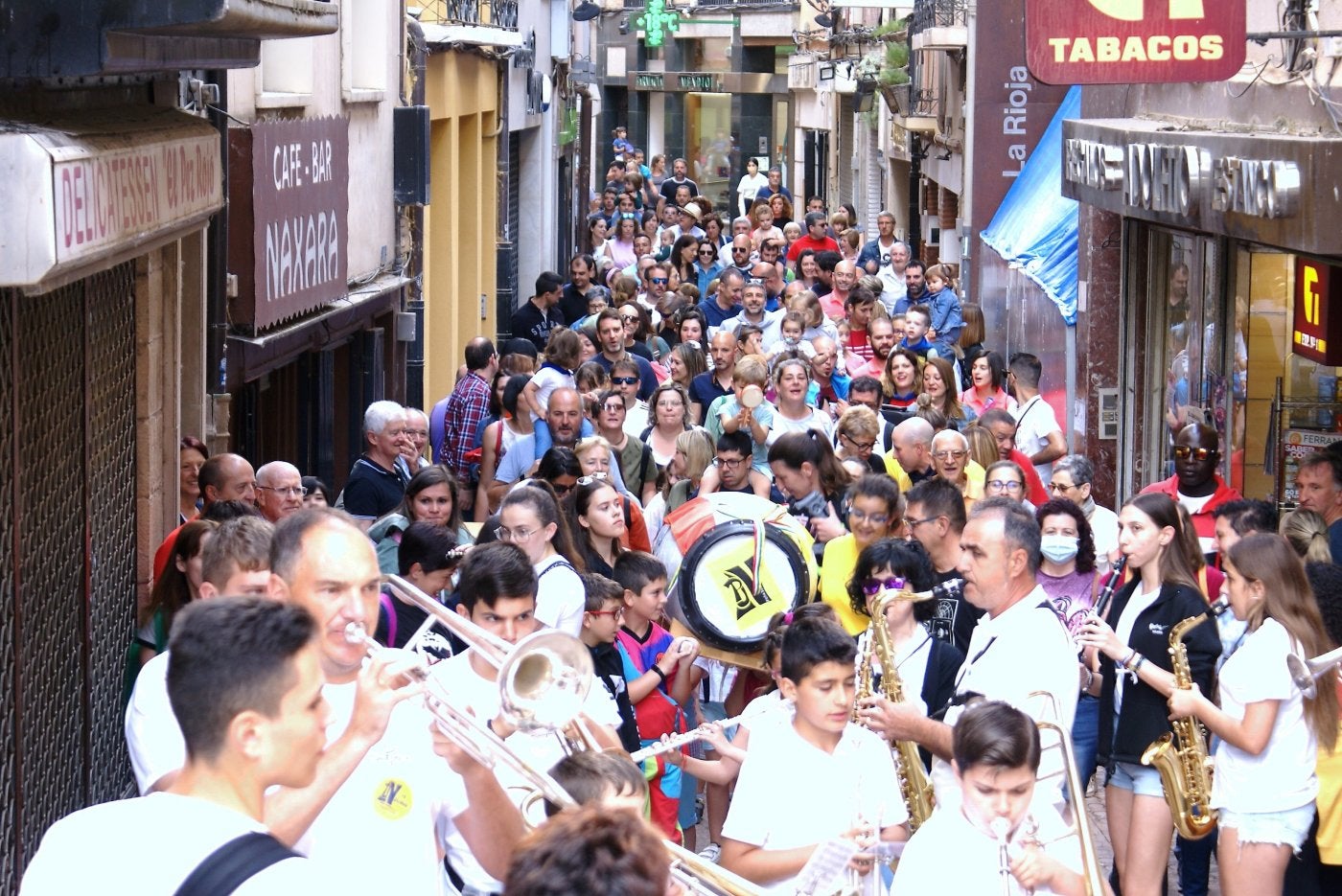 Las chiqui vueltas comenzaron haciendo el trayecto de las vueltas a la inversa, recorriendo la calle Mayor desde la plaza de España. 