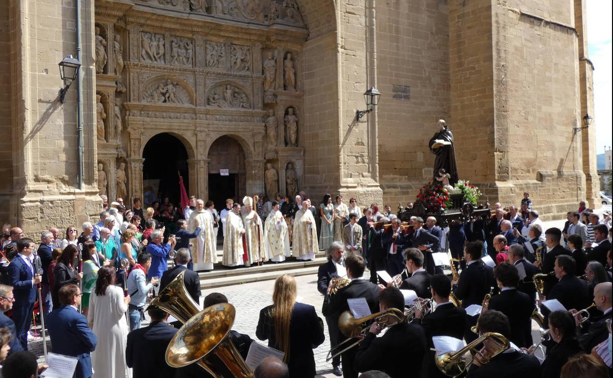 El santo, a la entrada de la parroquia, durante la procesión.