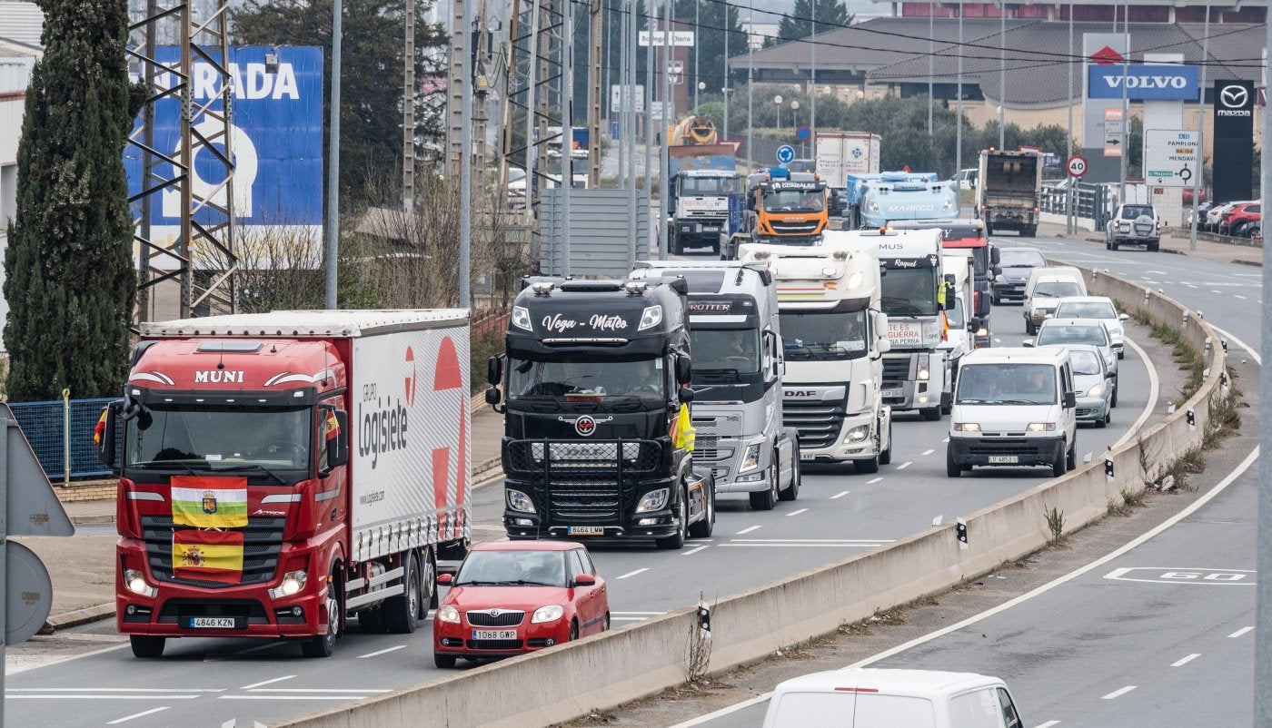 Caravana de vehículos pesados, durante la huelga del transporte del pasado mes de marzo. 