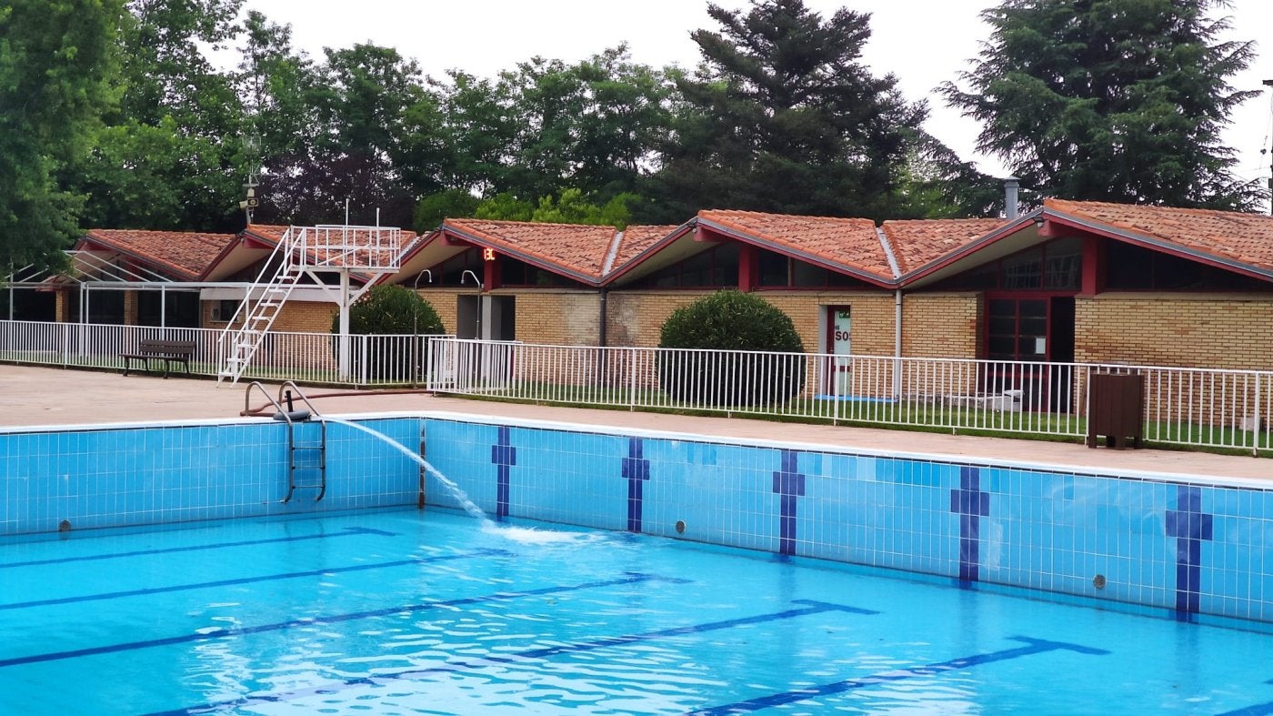 El vaso grande de las piscinas municipales, llenándose en la mañana de ayer. 