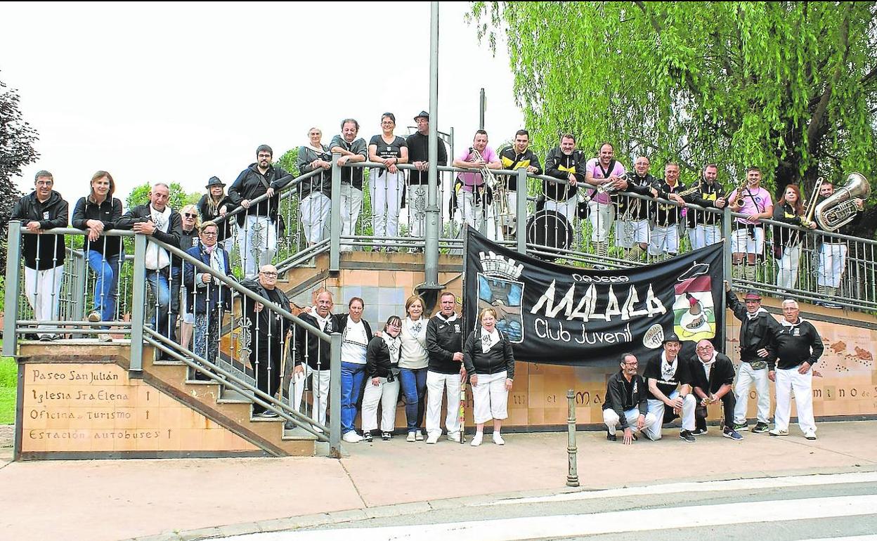 Componentes de la peña Malpica y de la charanga, en la pasarela peatonal. 