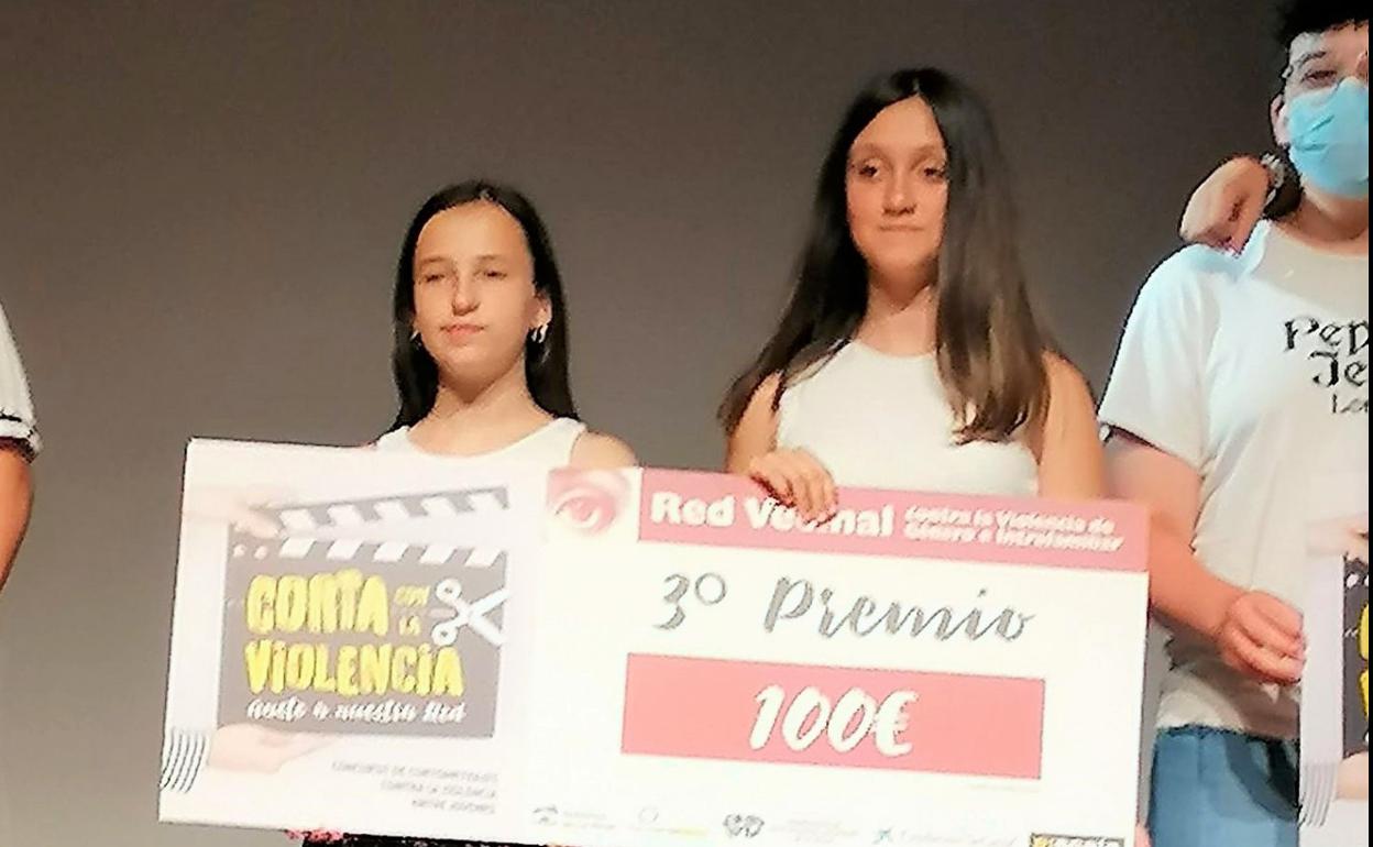 Las alumnas del Don García posan con el premio obtenido. 
