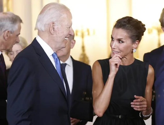 Biden y la Reina bromean tras la foto de familia. 