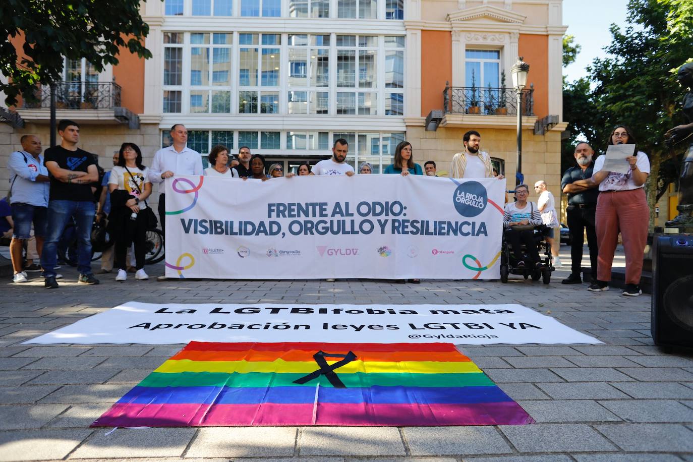 Concentración en Logroño con motivo del reciente ataque homófobo en Noruega. 