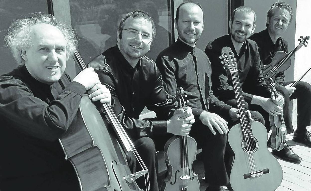 Parte de los integrantes de la Camerata del Prado, con su director, Tomás Garrido, en primer término. 