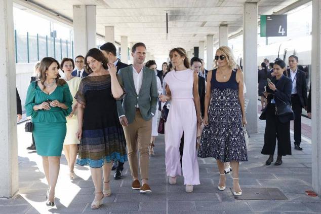 Begoña Goméz, en el centro, conversa con Gauthier Destenay, esposo del primer ministro de Luxemburgo, en la estación del AVE. 