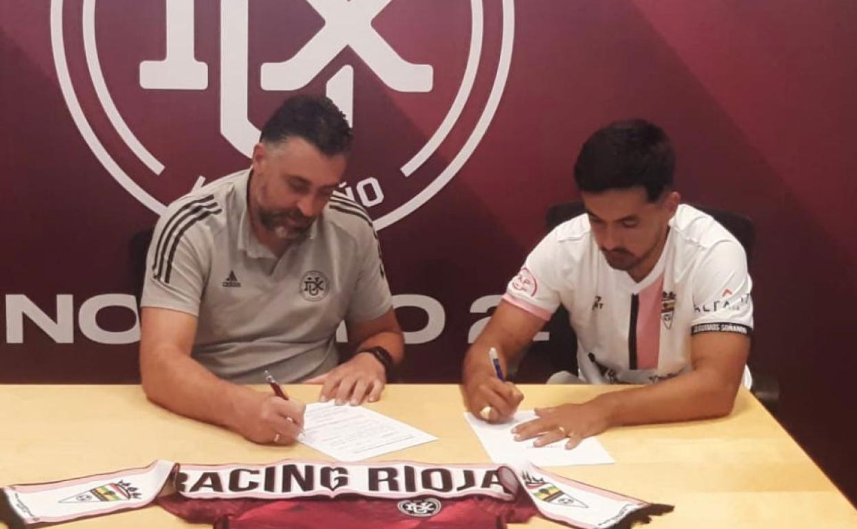 Firma del acuerdo entre el DUX y el Racing Rioja. 