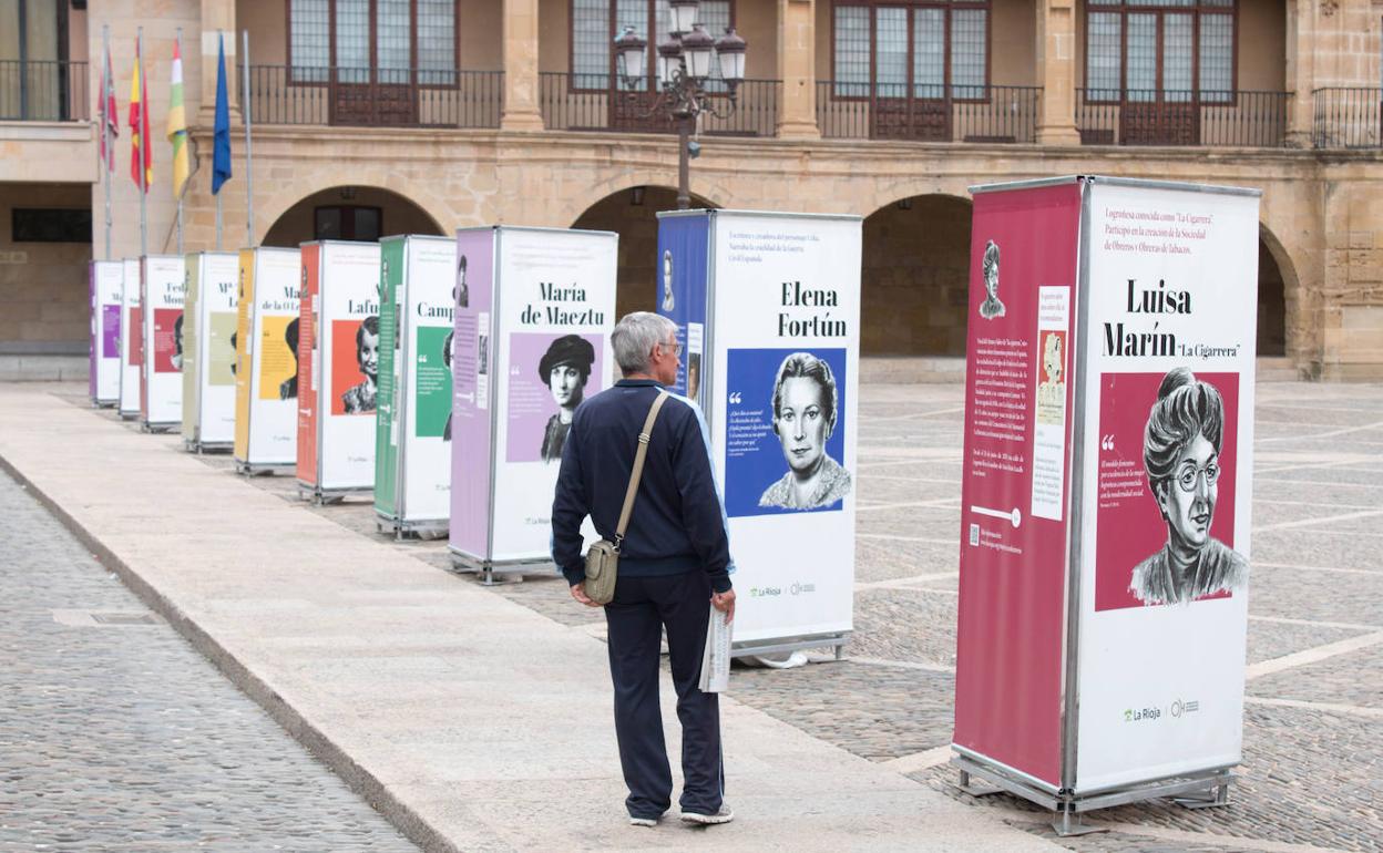 Exposición instalada en la plaza de España calceatense. 