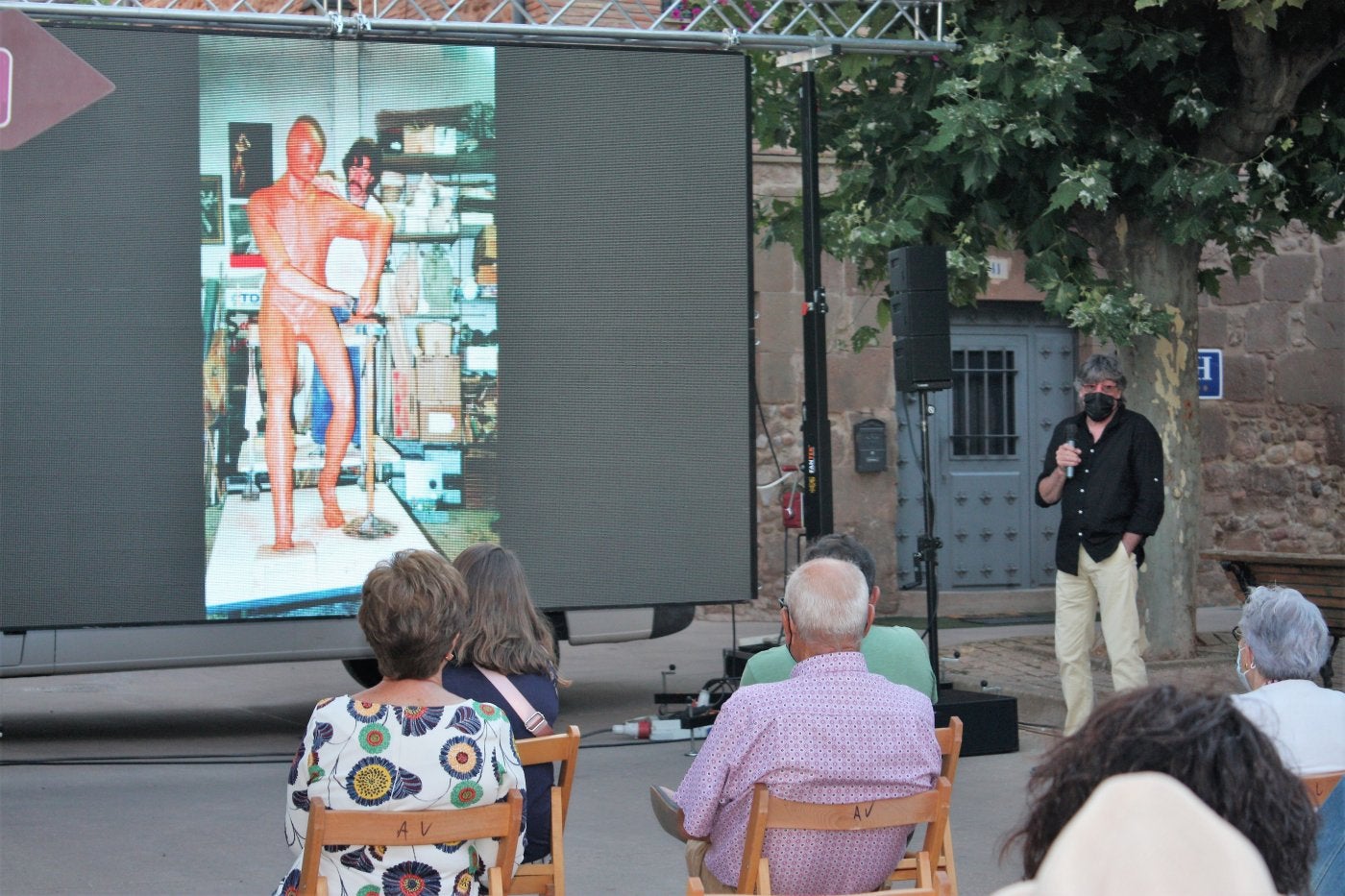 El artista Óscar Cenzano, durante la explicación de su proyecto para Ventosa en agosto del año pasado. 