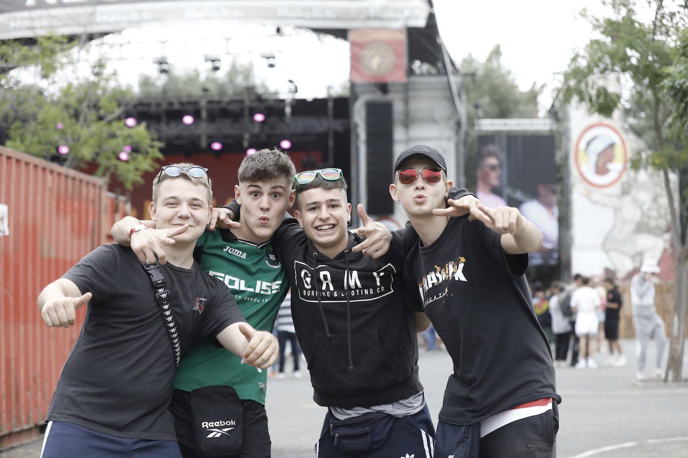 Fotos: Los asistentes al Holika, preparados para que suene la música