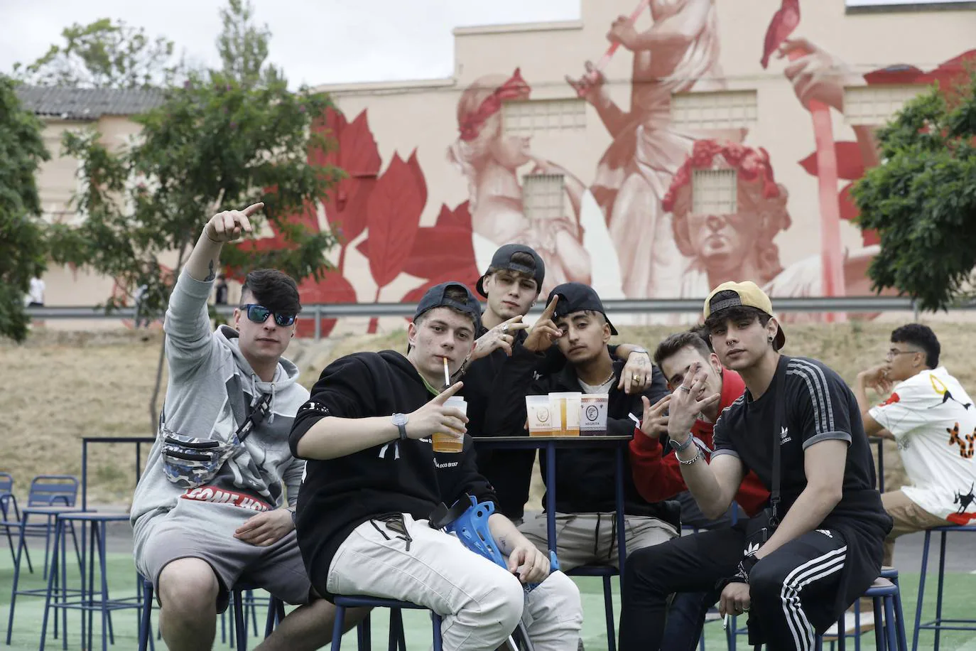 Fotos: Los asistentes al Holika, preparados para que suene la música