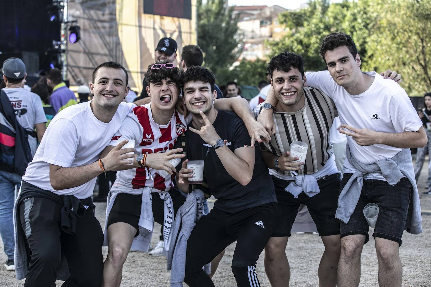 Fotos: Los asistentes al Holika, preparados para que suene la música